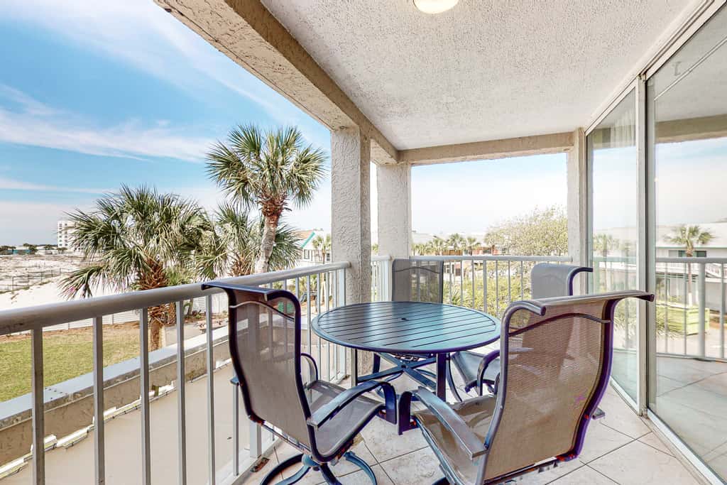 2nd Floor Comfortable bay view Condo, Beach setup & bicycles included