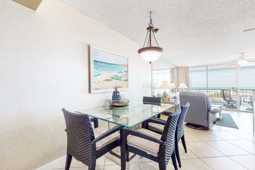 2nd Floor Comfortable bay view Condo, Beach setup & bicycles included