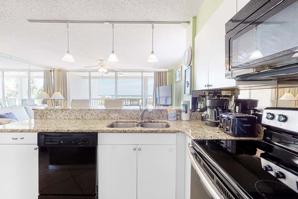 2nd Floor Comfortable bay view Condo, Beach setup & bicycles included