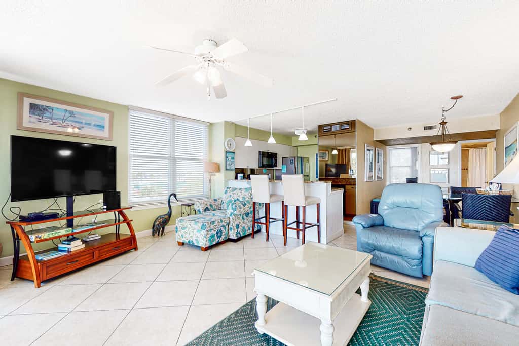 2nd Floor Comfortable bay view Condo, Beach setup & bicycles included