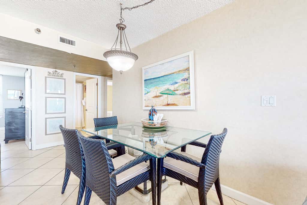 2nd Floor Comfortable bay view Condo, Beach setup & bicycles included
