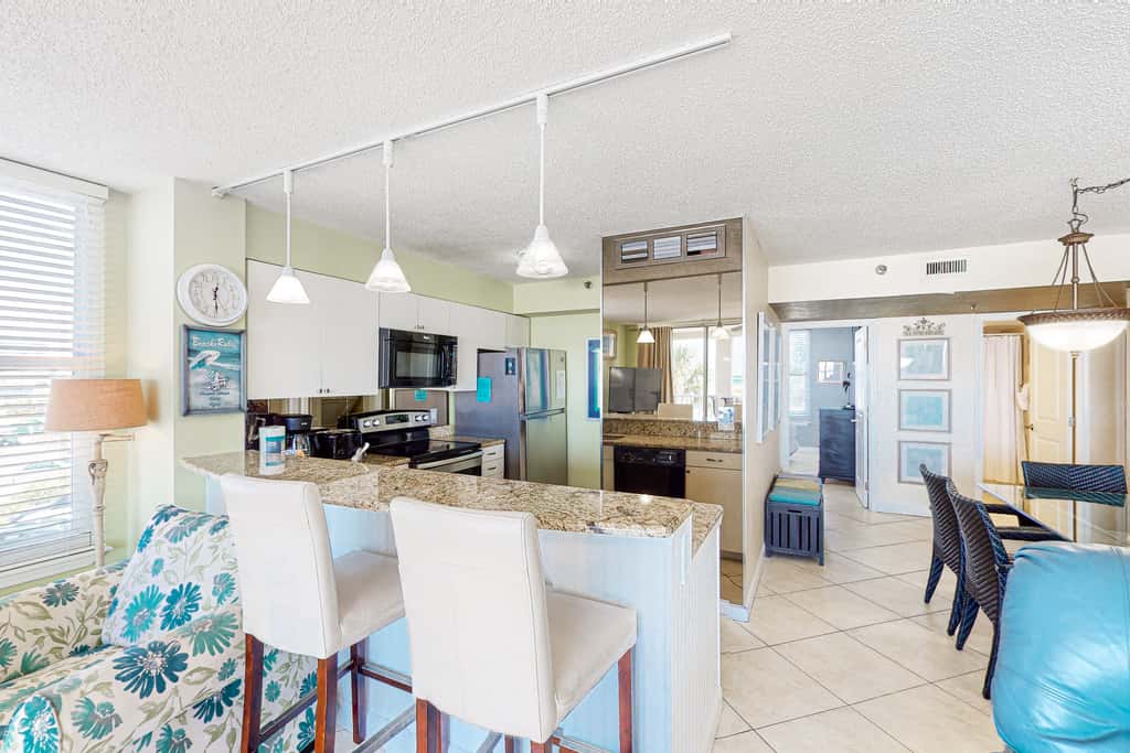 2nd Floor Comfortable bay view Condo, Beach setup & bicycles included