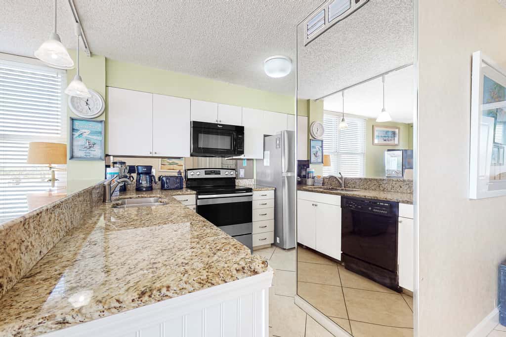 2nd Floor Comfortable bay view Condo, Beach setup & bicycles included