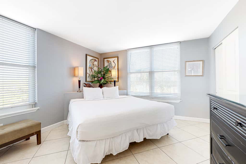 2nd Floor Comfortable bay view Condo, Beach setup & bicycles included