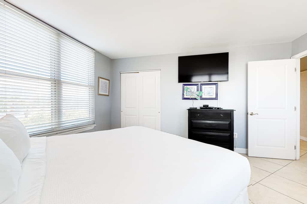 2nd Floor Comfortable bay view Condo, Beach setup & bicycles included