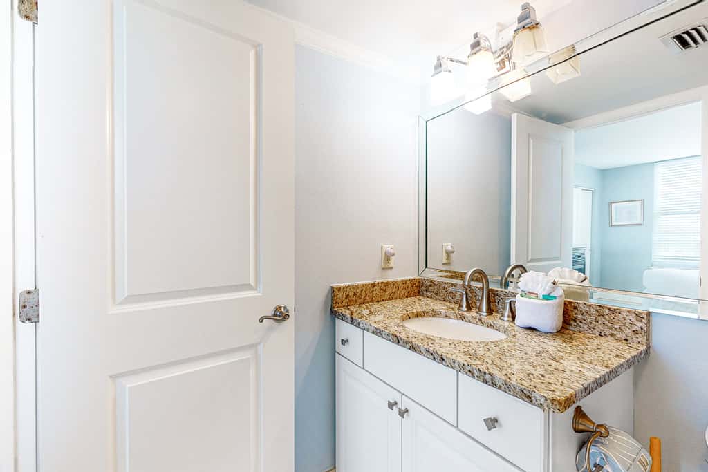 2nd Floor Comfortable bay view Condo, Beach setup & bicycles included