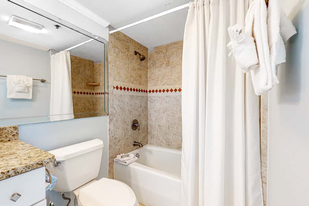 2nd Floor Comfortable bay view Condo, Beach setup & bicycles included
