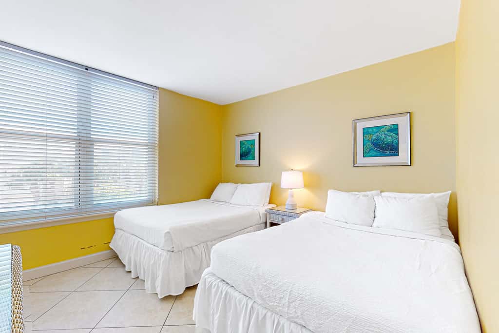 2nd Floor Comfortable bay view Condo, Beach setup & bicycles included