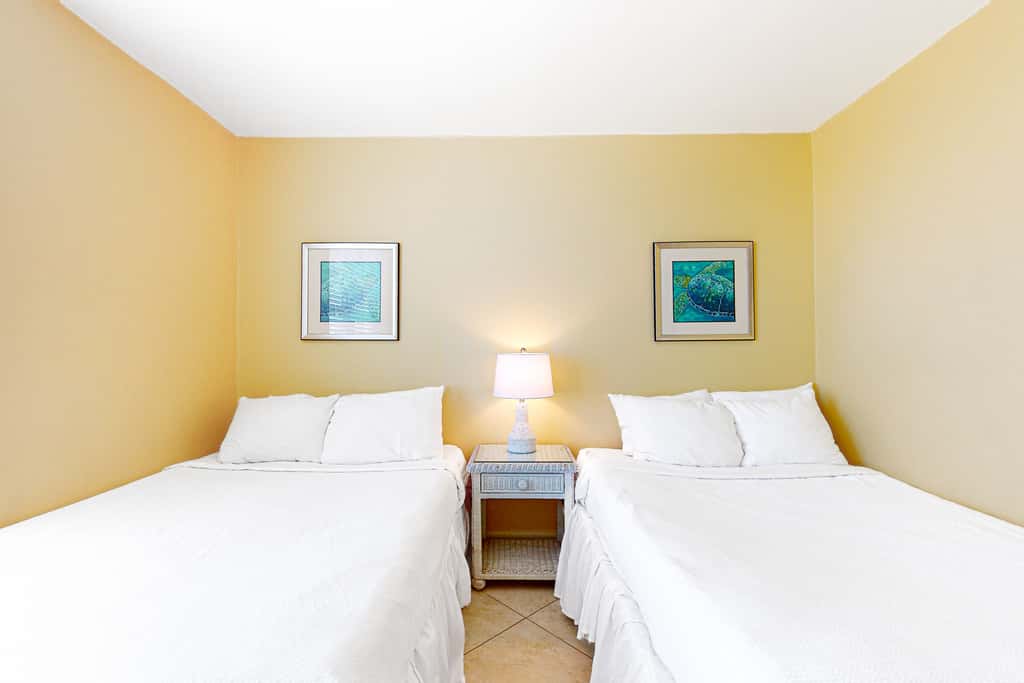 2nd Floor Comfortable bay view Condo, Beach setup & bicycles included