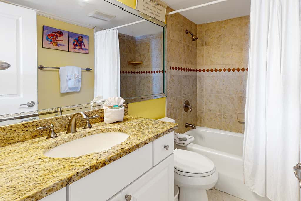 2nd Floor Comfortable bay view Condo, Beach setup & bicycles included