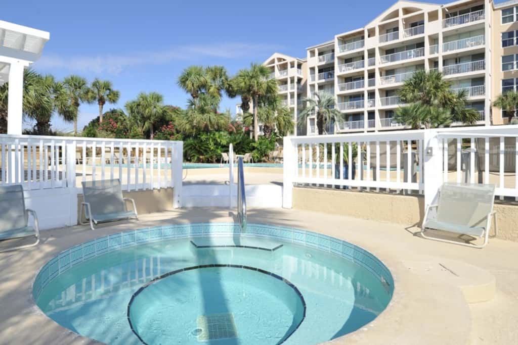 2nd Floor Comfortable bay view Condo, Beach setup & bicycles included