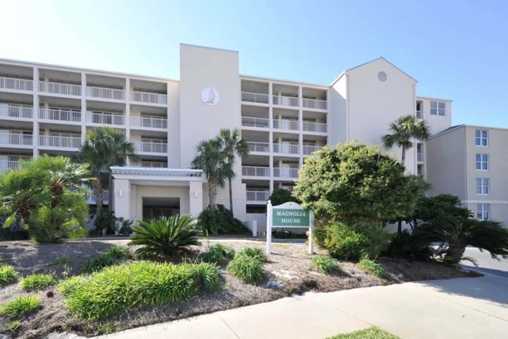 2nd Floor Comfortable bay view Condo, Beach setup & bicycles included