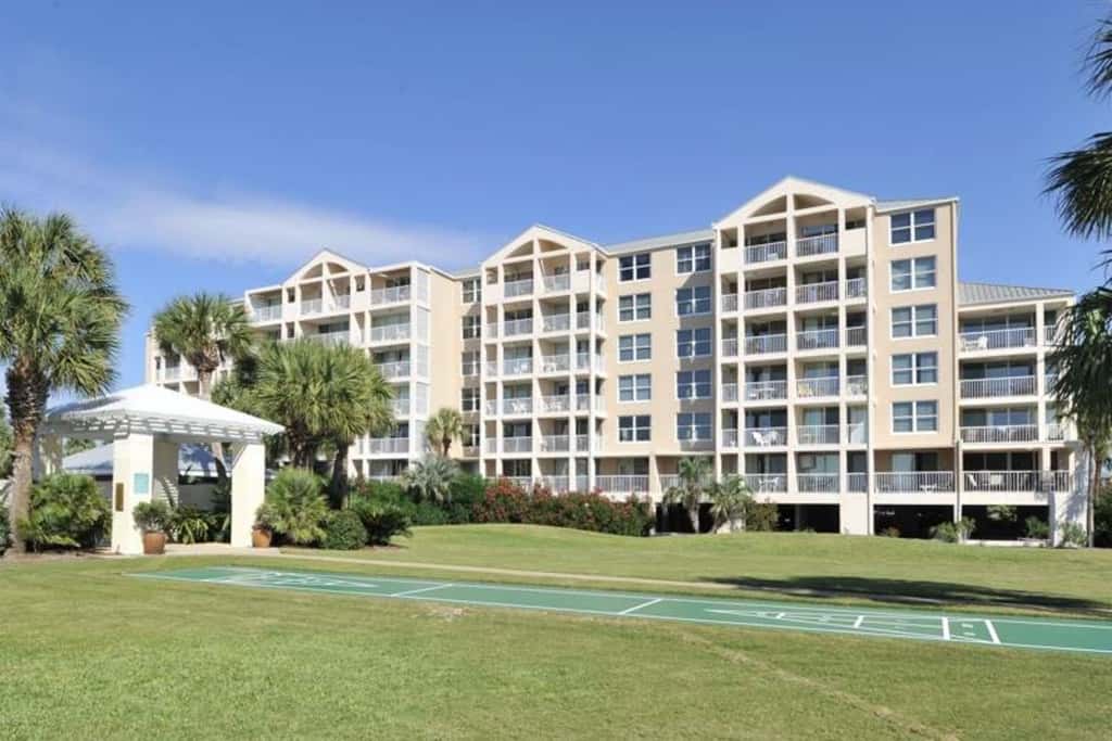 2nd Floor Comfortable bay view Condo, Beach setup & bicycles included