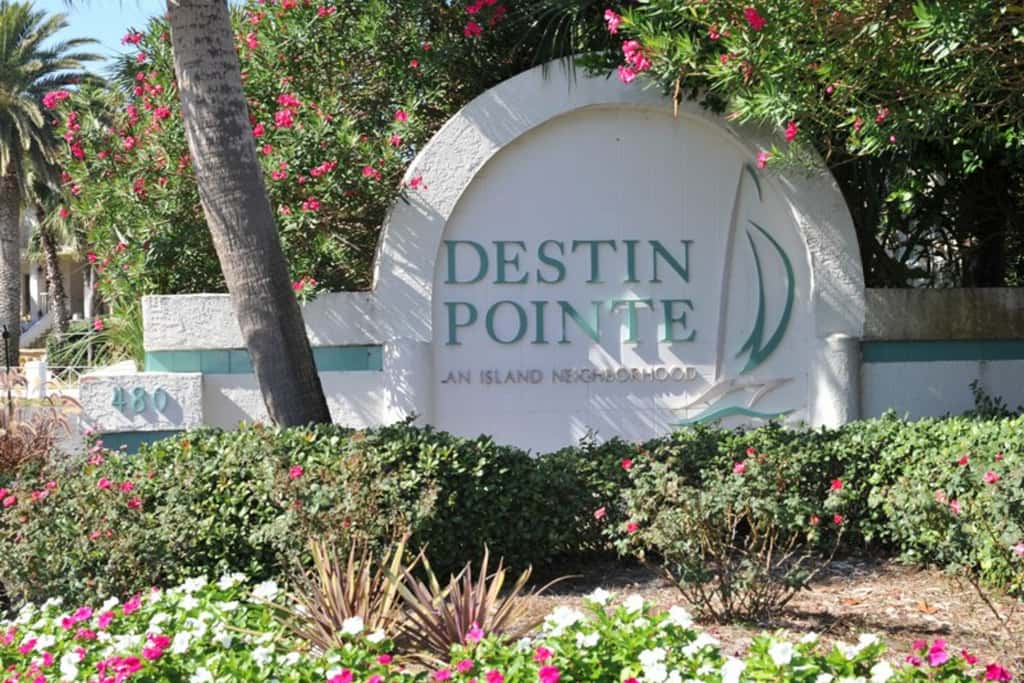 2nd Floor Comfortable bay view Condo, Beach setup & bicycles included