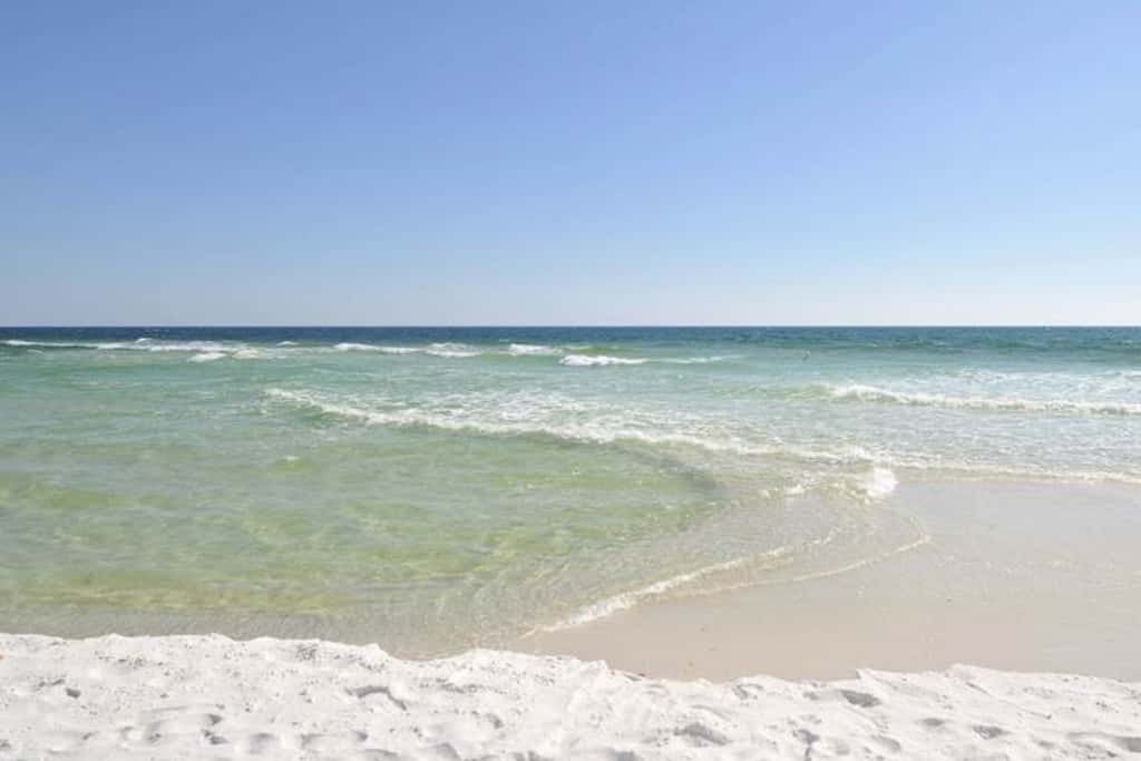 2nd Floor Comfortable bay view Condo, Beach setup & bicycles included
