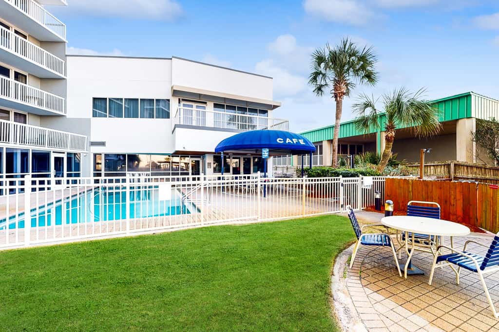 Beachfront, 5th-floor condo with amazing views, pools, hot tub, & gyms