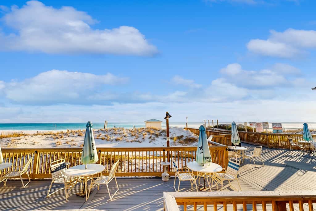 Beachfront, 5th-floor condo with amazing views, pools, hot tub, & gyms