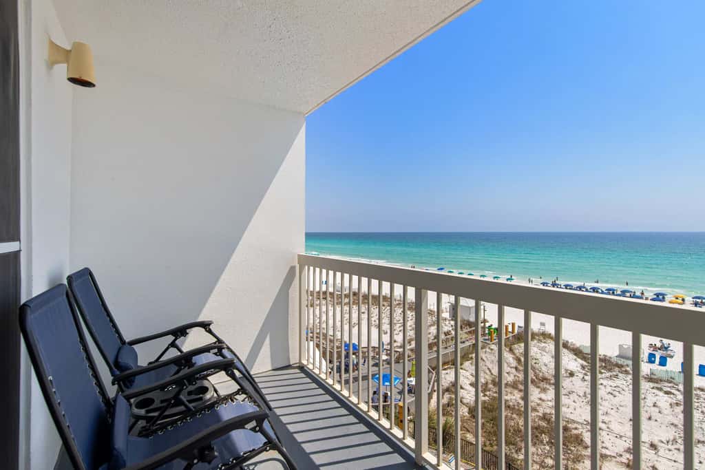 Beachfront, 5th-floor condo with amazing views, pools, hot tub, & gyms