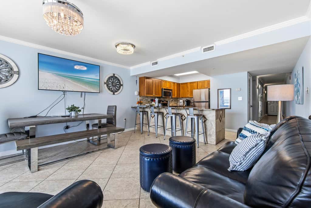 Beachfront, 5th-floor condo with amazing views, pools, hot tub, & gyms