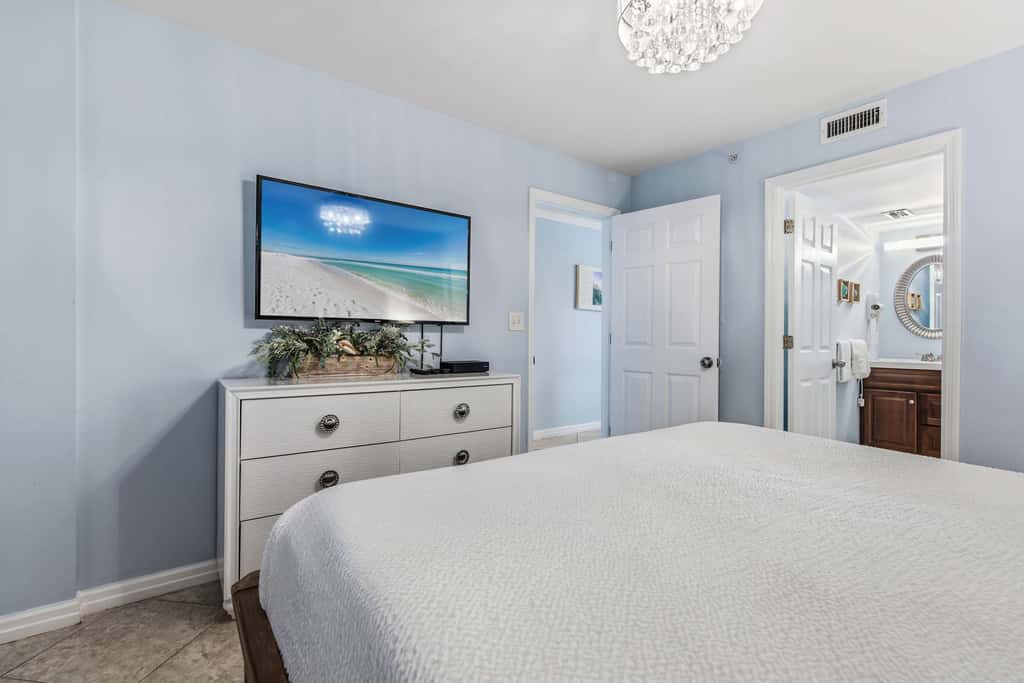 Beachfront, 5th-floor condo with amazing views, pools, hot tub, & gyms