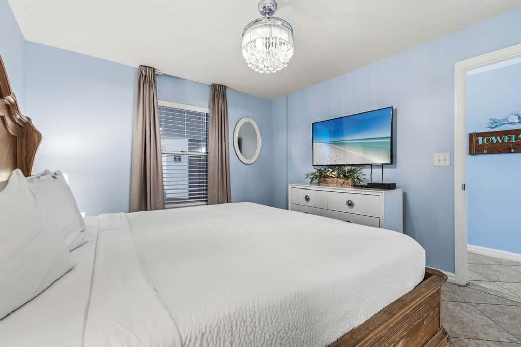 Beachfront, 5th-floor condo with amazing views, pools, hot tub, & gyms