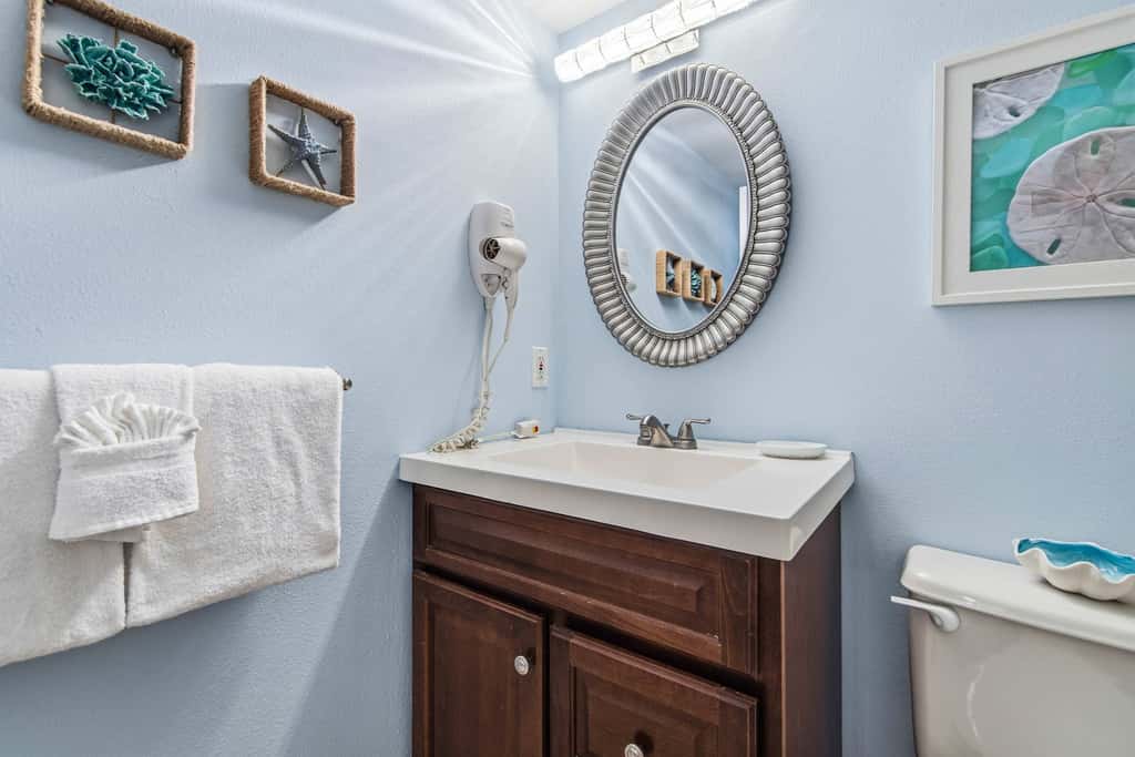 Beachfront, 5th-floor condo with amazing views, pools, hot tub, & gyms