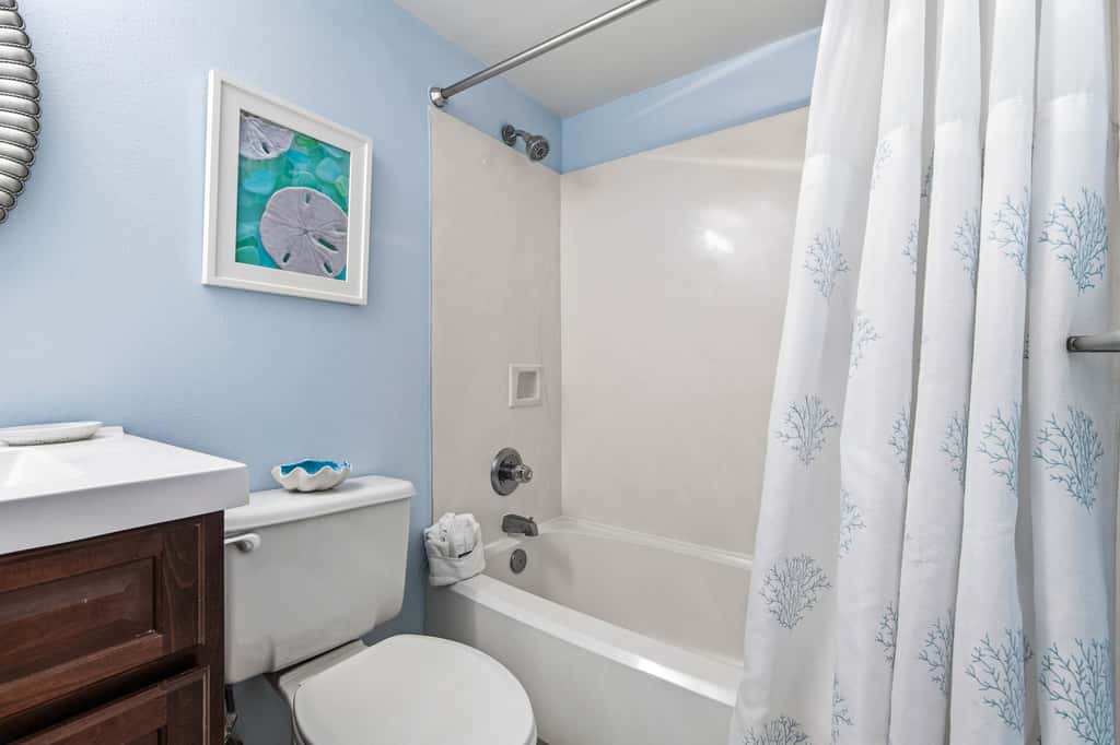 Beachfront, 5th-floor condo with amazing views, pools, hot tub, & gyms