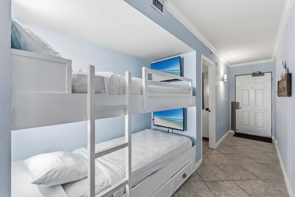 Beachfront, 5th-floor condo with amazing views, pools, hot tub, & gyms