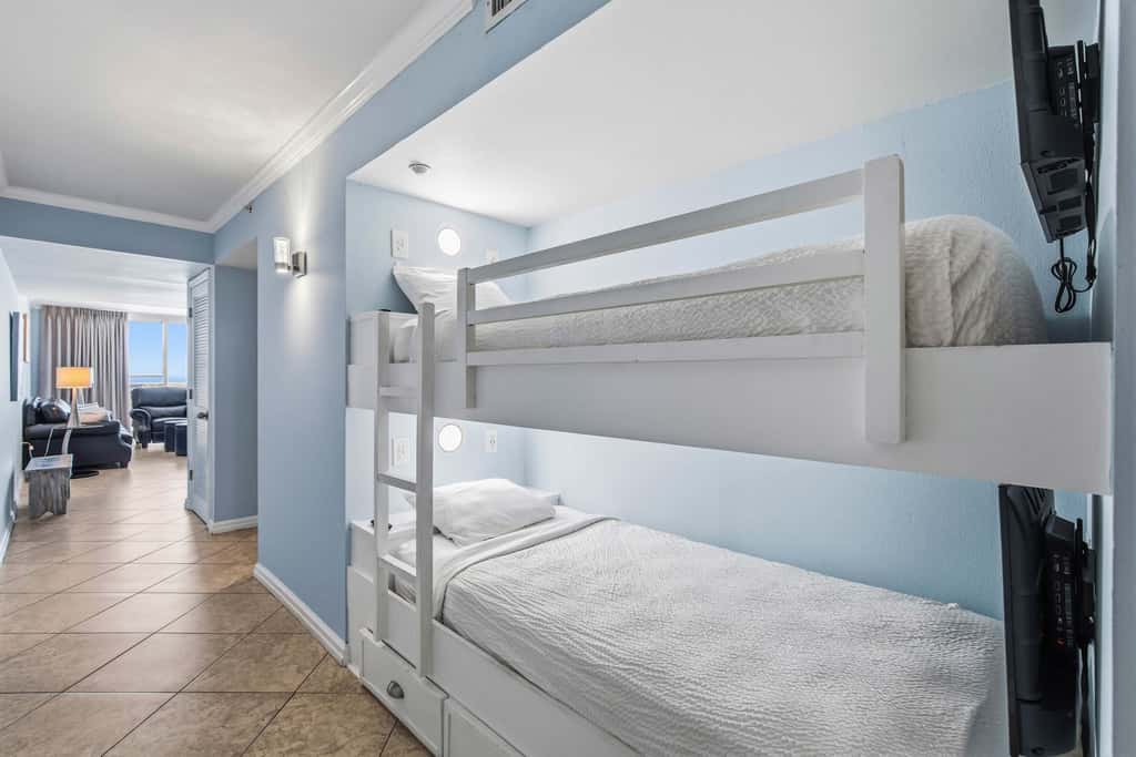 Beachfront, 5th-floor condo with amazing views, pools, hot tub, & gyms