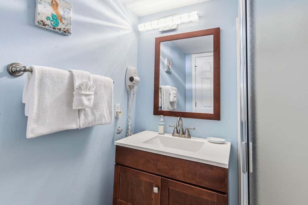 Beachfront, 5th-floor condo with amazing views, pools, hot tub, & gyms