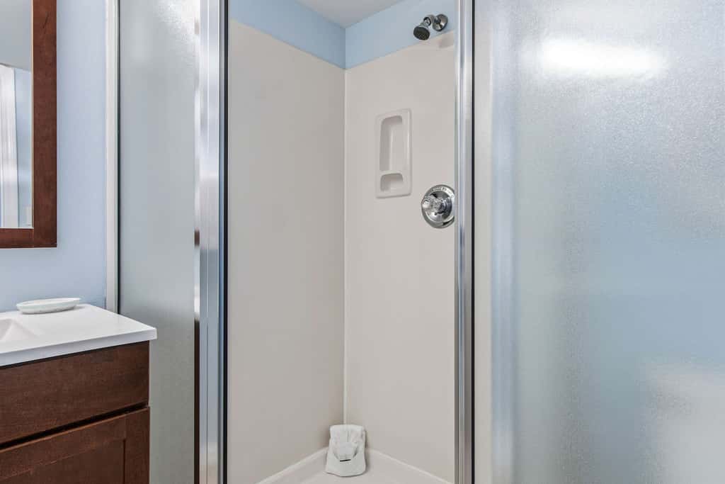 Beachfront, 5th-floor condo with amazing views, pools, hot tub, & gyms
