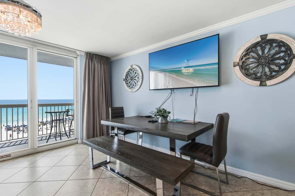 Beachfront, 5th-floor condo with amazing views, pools, hot tub, & gyms