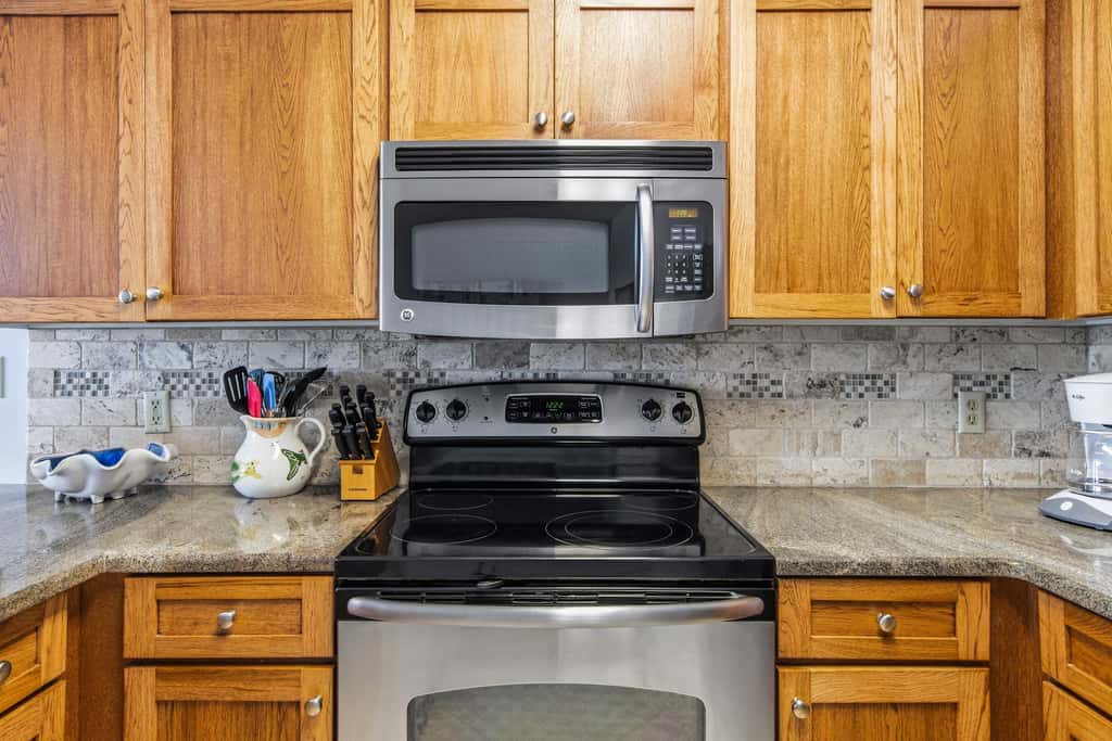 Beachfront, 5th-floor condo with amazing views, pools, hot tub, & gyms