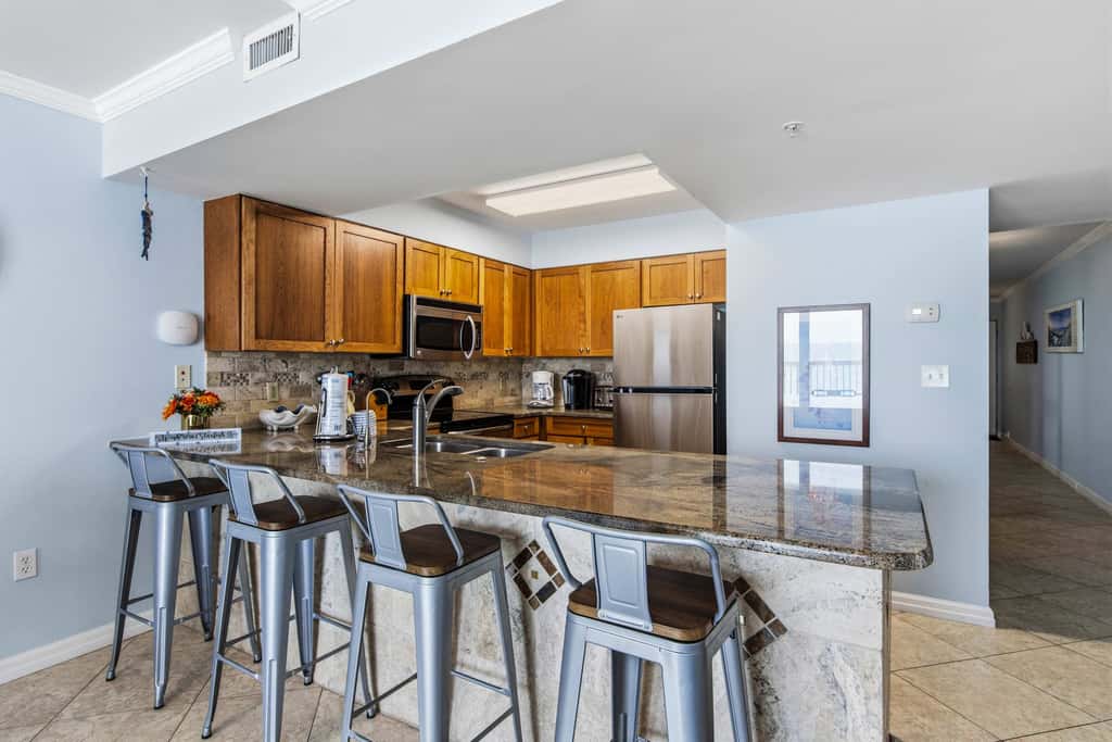 Beachfront, 5th-floor condo with amazing views, pools, hot tub, & gyms