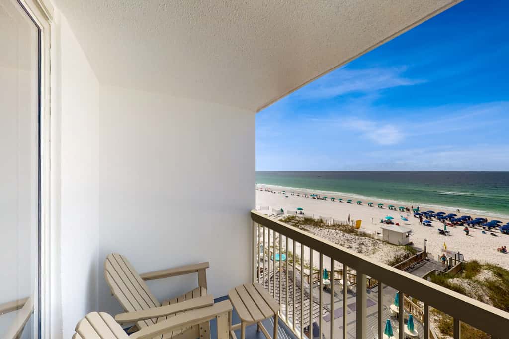 Fifth-floor beachfront condo with balcony, amazing view, pools & hot tub