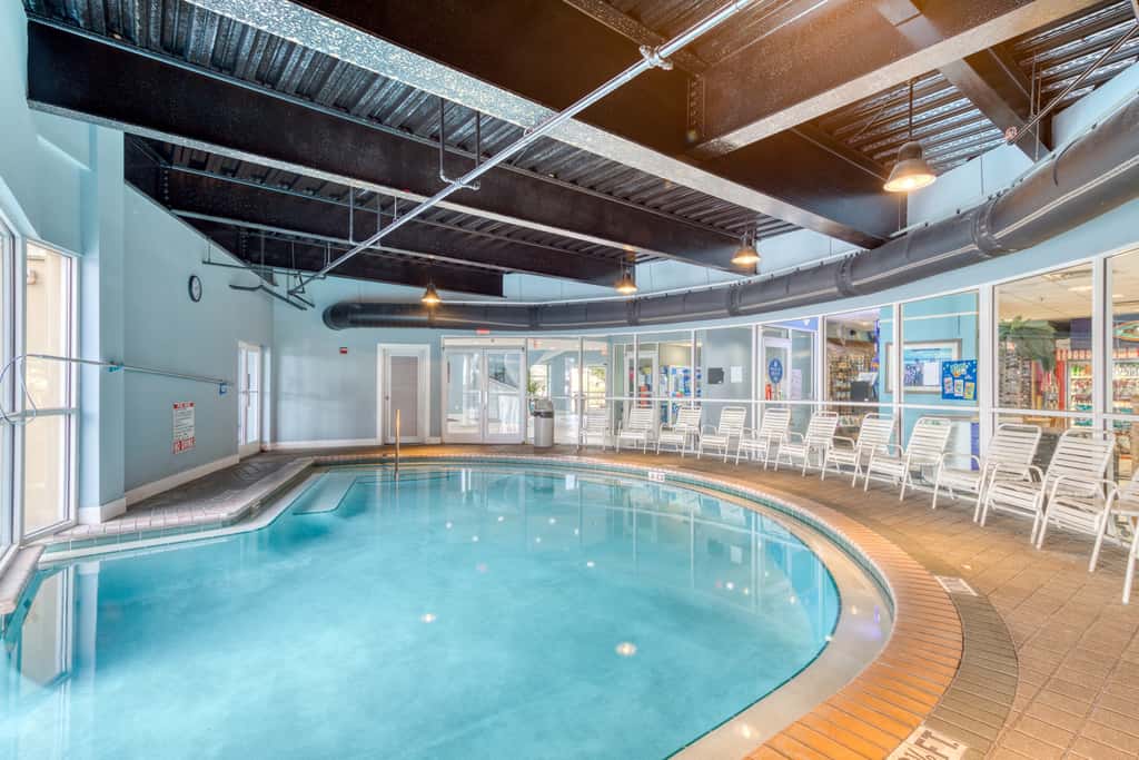 Fifth-floor beachfront condo with balcony, amazing view, pools & hot tub