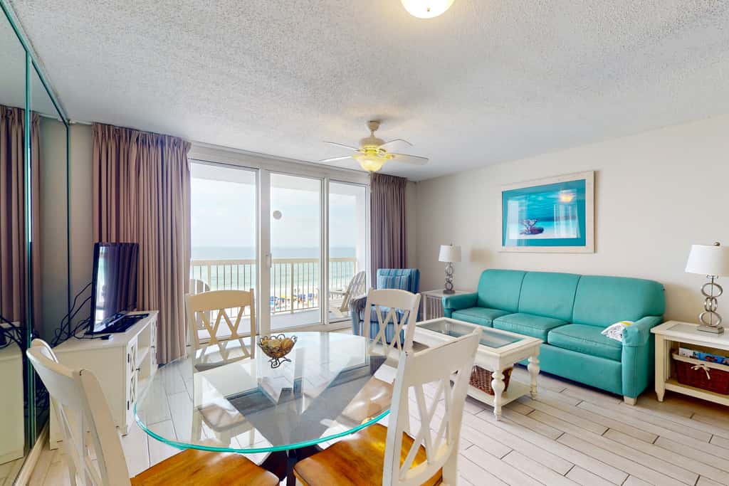 Fifth-floor beachfront condo with balcony, amazing view, pools & hot tub