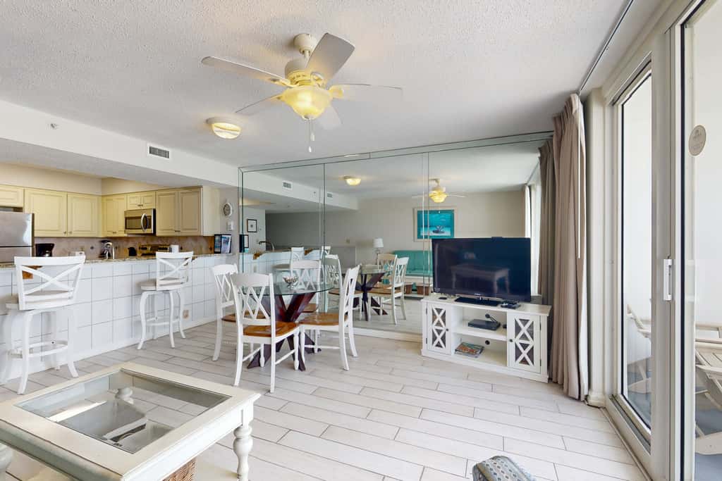 Fifth-floor beachfront condo with balcony, amazing view, pools & hot tub