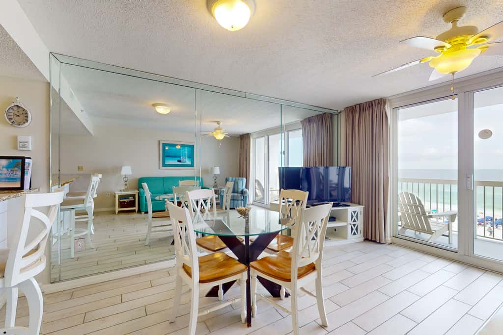 Fifth-floor beachfront condo with balcony, amazing view, pools & hot tub