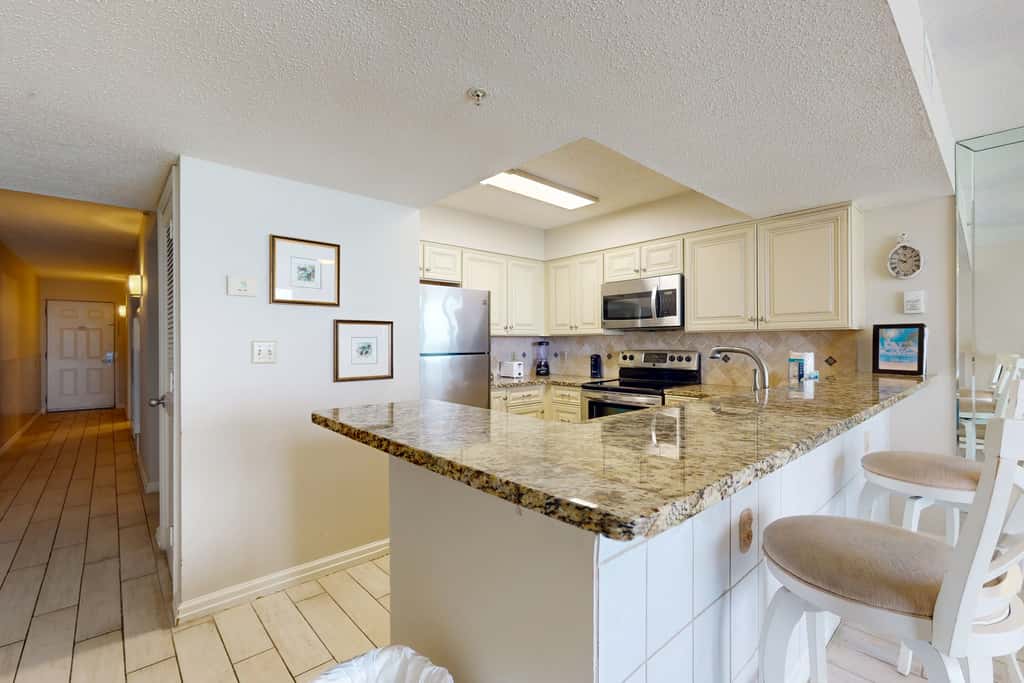 Fifth-floor beachfront condo with balcony, amazing view, pools & hot tub