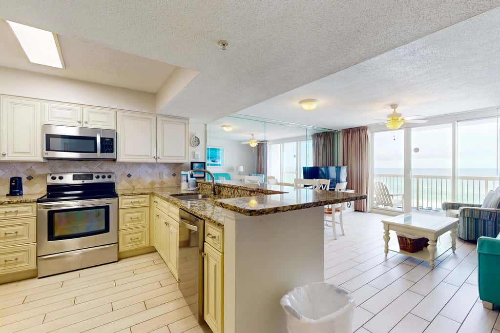 Fifth-floor beachfront condo with balcony, amazing view, pools & hot tub