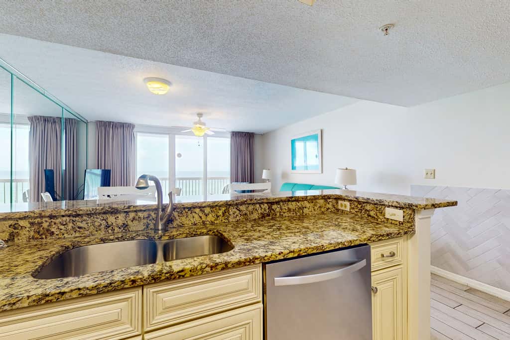 Fifth-floor beachfront condo with balcony, amazing view, pools & hot tub