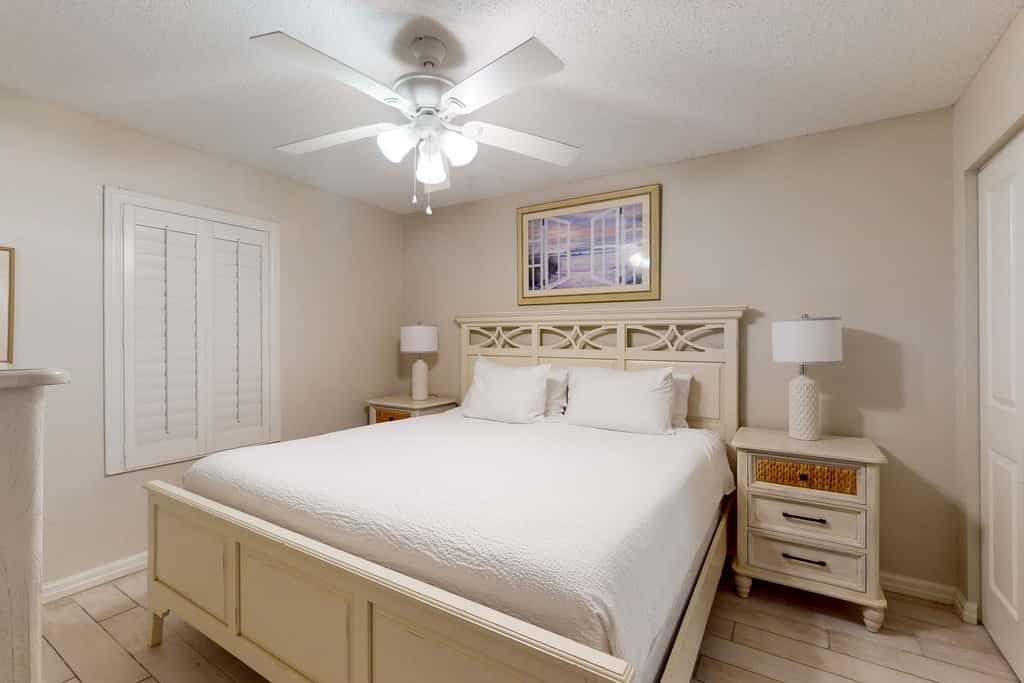 Fifth-floor beachfront condo with balcony, amazing view, pools & hot tub