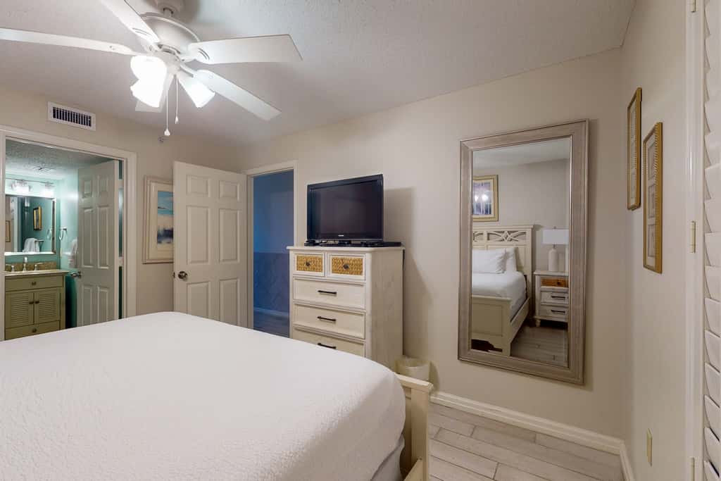 Fifth-floor beachfront condo with balcony, amazing view, pools & hot tub