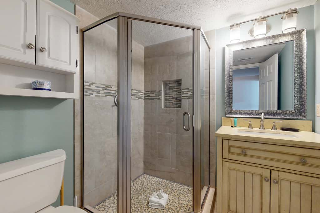 Fifth-floor beachfront condo with balcony, amazing view, pools & hot tub