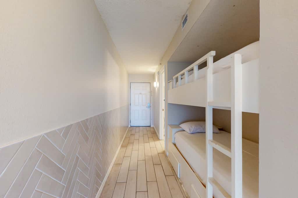 Fifth-floor beachfront condo with balcony, amazing view, pools & hot tub