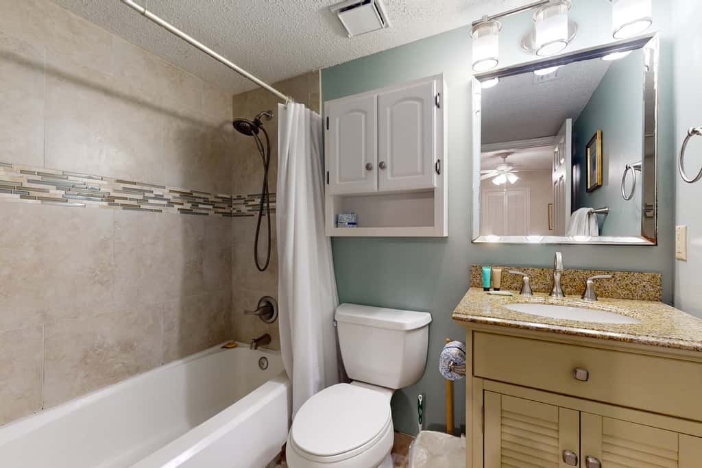 Fifth-floor beachfront condo with balcony, amazing view, pools & hot tub