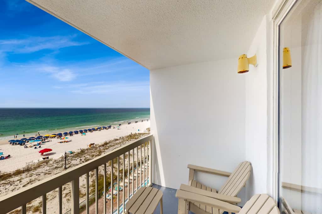 Fifth-floor beachfront condo with balcony, amazing view, pools & hot tub