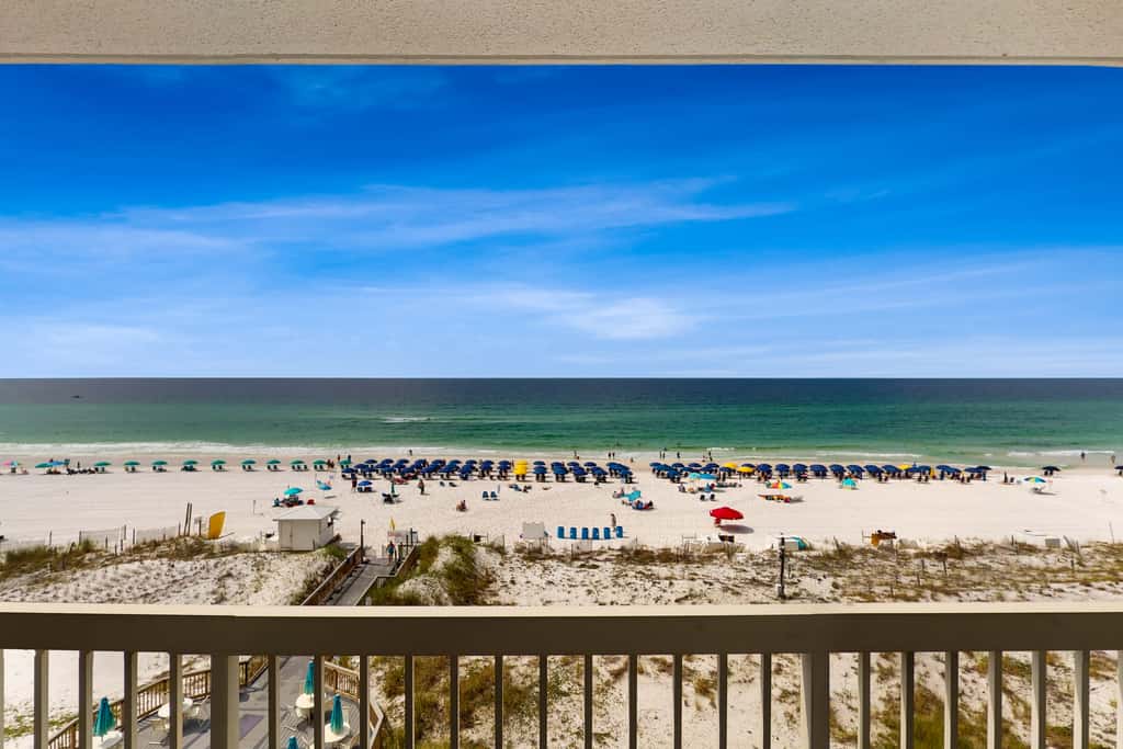 Fifth-floor beachfront condo with balcony, amazing view, pools & hot tub