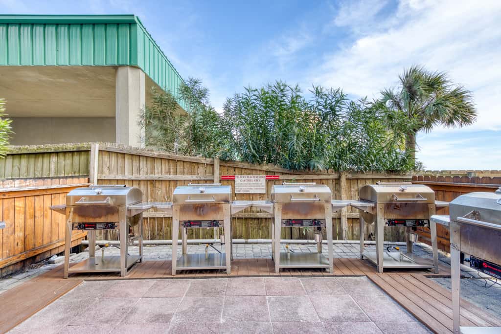 Fifth-floor beachfront condo with balcony, amazing view, pools & hot tub